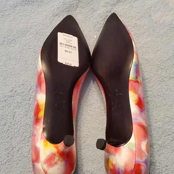 Stuart Weitzman Low Pump Floral - Picture 3 of 3